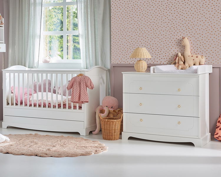 Bellamy Royal Babyzimmer (Gitterbett 140x70 mit Schublade + Kommode mit Wickelaufsatz) timeless Weiß