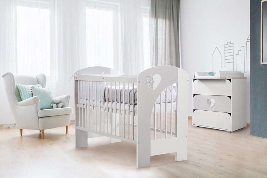 Klupś Nel Heart Babyzimmer (Gitterbett 120x60cm + Wickelkommode mit Schubladen mit Wickelaufsatz) Farbe Weiß/grau